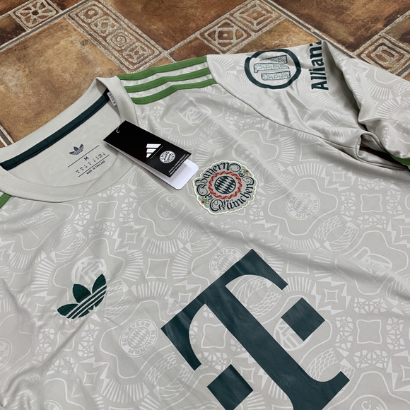 adidas Originals Bayern Munich 2025/26 Oktoberfest Long Sleeve Jersey Size M - Picture 3 of 7